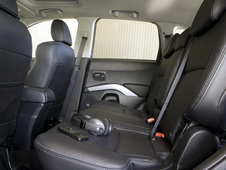  Mitsubishi Outlander 4WD 2007 года  (US) (фото 13 из 66)